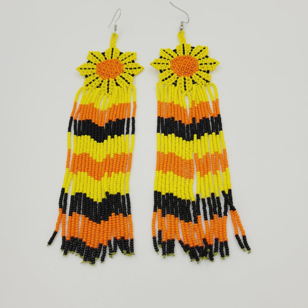 Brinco de Miçanga Indígena Flor Amarelo Preto e Laranja