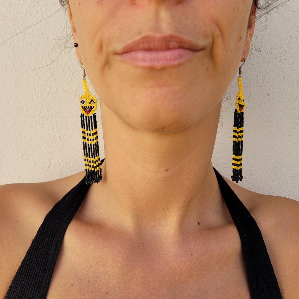 Brinco Artesanal Amarelo Preto Branco e Vermelho Povo Kanela
