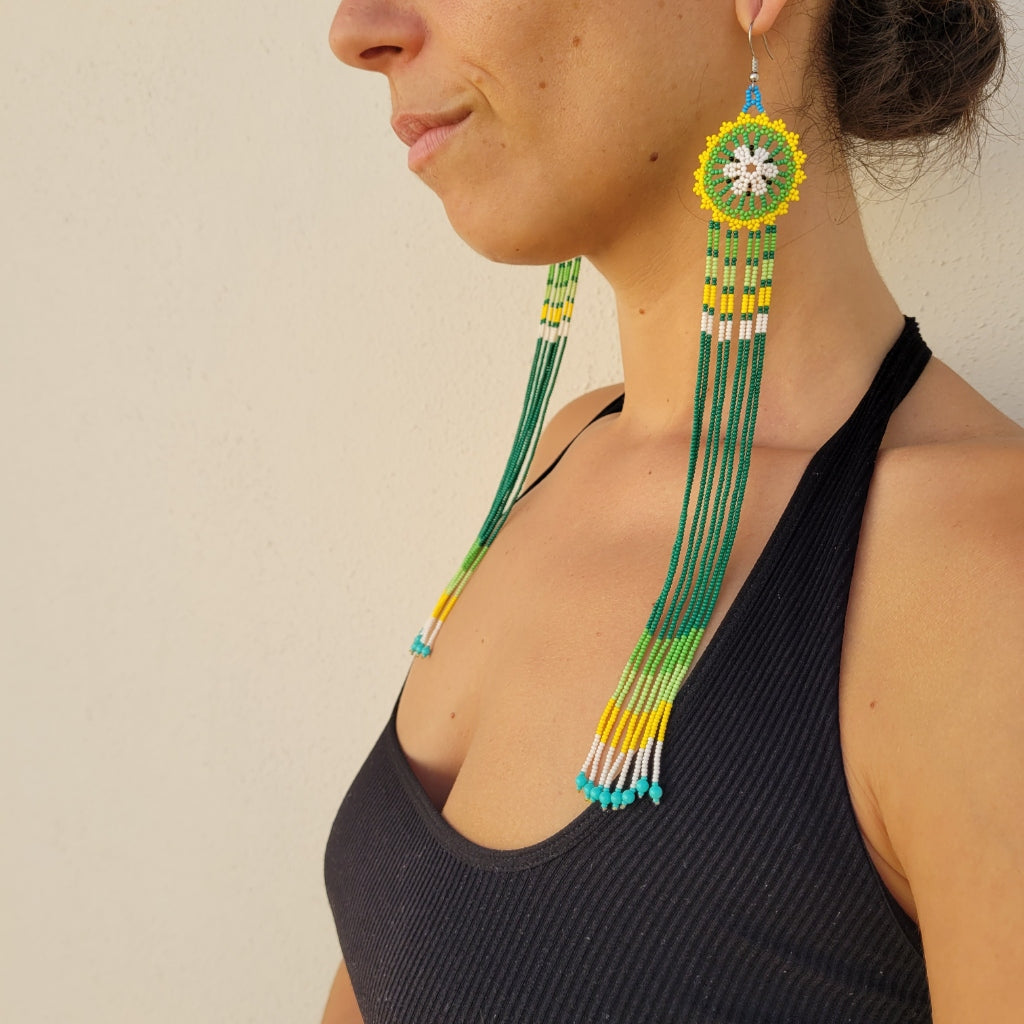 Brinco Indígena de Miçanga Amarelo Verde Branco Azul e Preto Povo Kanela
