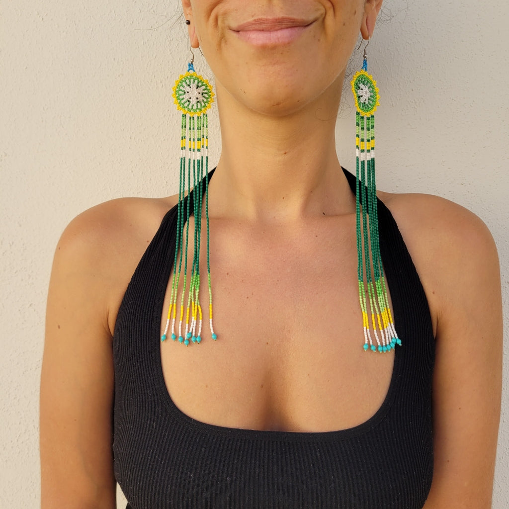 Brinco Indígena de Miçanga Amarelo Verde Branco Azul e Preto Povo Kanela