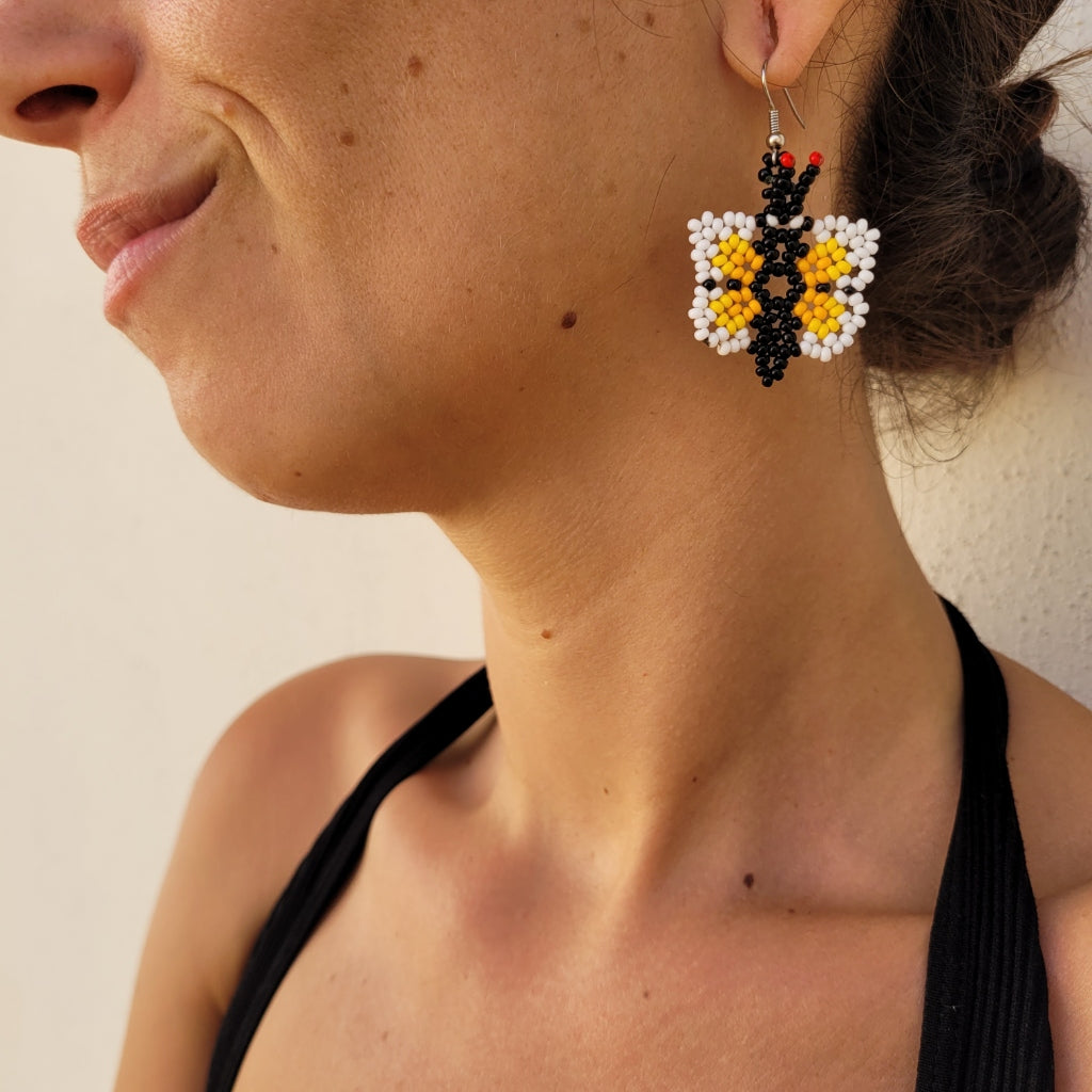 Brinco Indígena de Miçanga Amarelo Laranja Preto Branco e Vermelho Povo Kanela