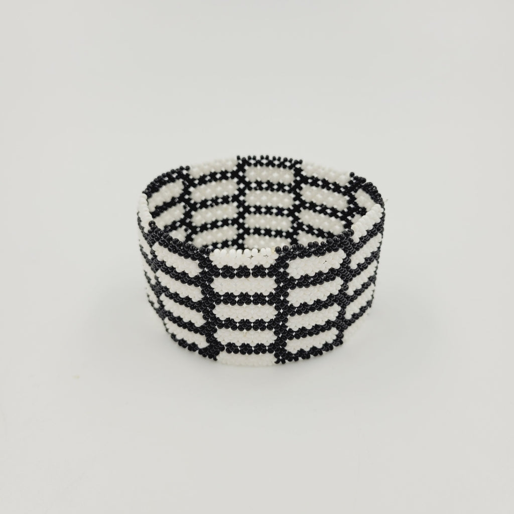 Pulseira de Miçanga Branca e Preta com Grafismos Ornamentais