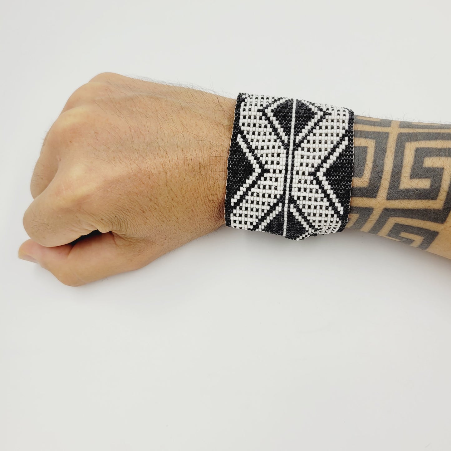 Pulseira de Miçanga Preta e Branca Ajustável Povo Tapirapé