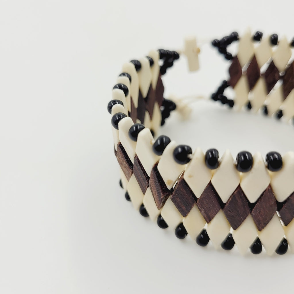 Pulseira de Madeira Branca Preta e Marrom cm Povo Xakriabá