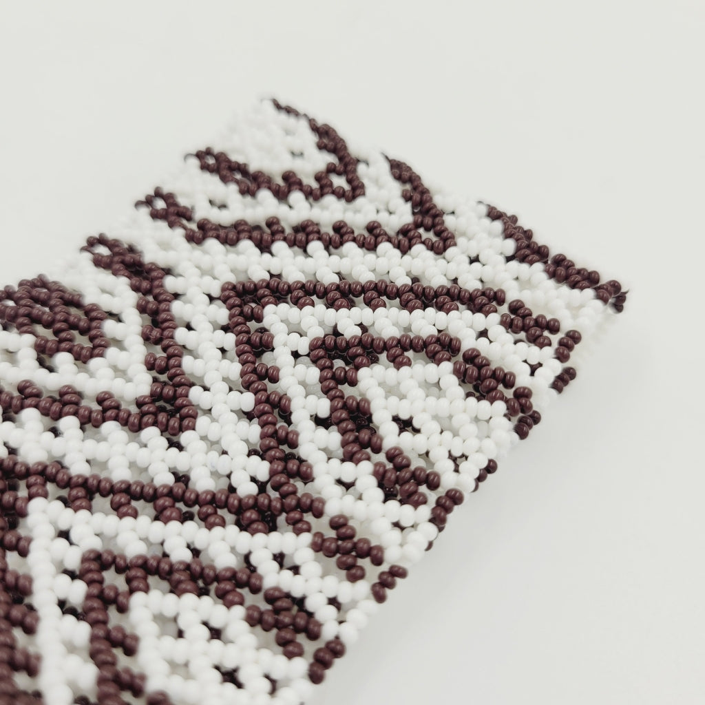 Pulseira de Miçanga Branca e Marrom Fio de Nylon Povo Kayapó