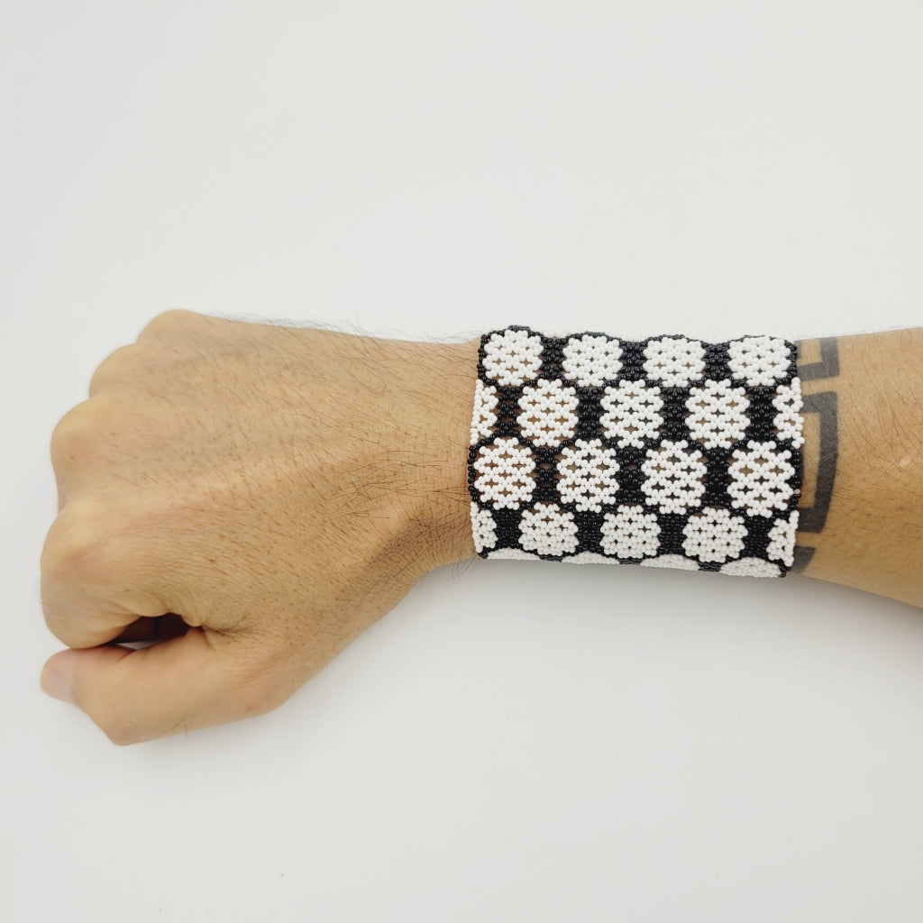 Pulseira de Miçanga Branca e Preta Fio de Nylon Povo Kayapó