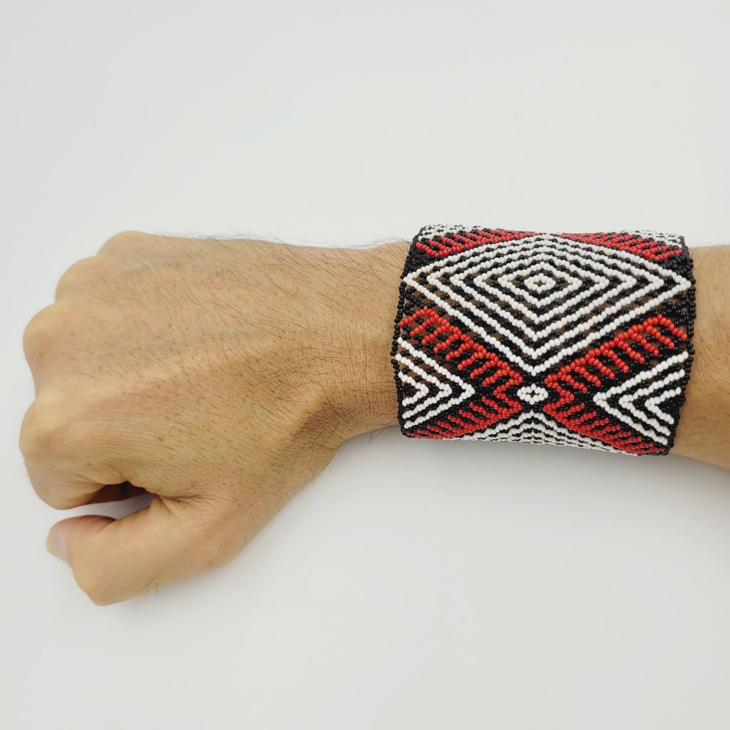 Pulseira de Miçanga Branca Preta e Vermelho Fio de Nylon Povo Kayapó