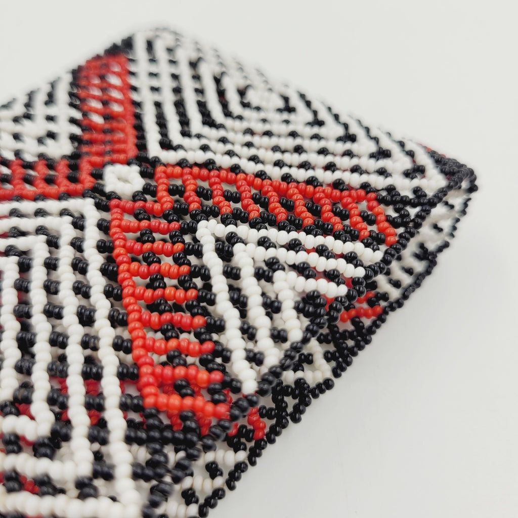 Pulseira de Miçanga Branca Preta e Vermelho Fio de Nylon Povo Kayapó
