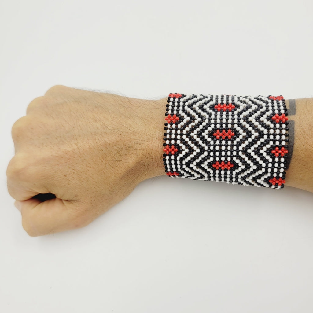 Pulseira de Miçanga Branca Preta e Vermelho Fio de Nylon Povo Kayapó