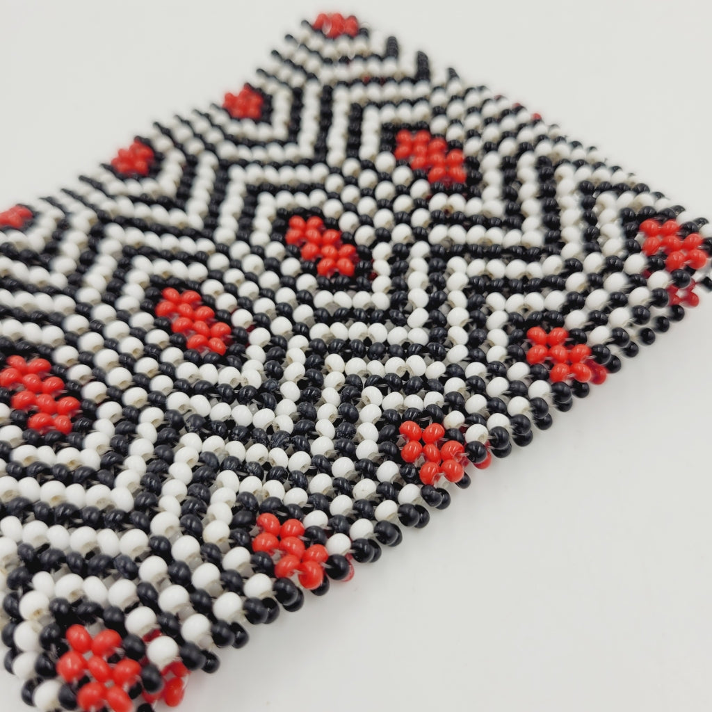 Pulseira de Miçanga Branca Preta e Vermelho Fio de Nylon Povo Kayapó