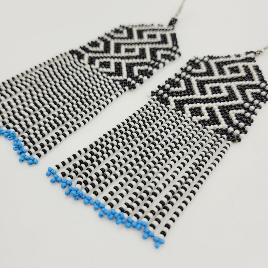 Brinco Longo Preto e Branco de Miçanga