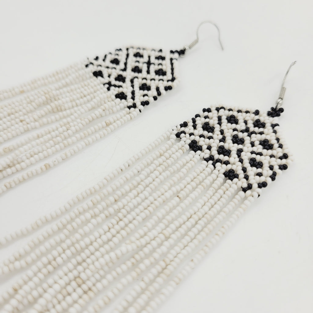 Brinco Branco Longo de Miçanga de Vidro