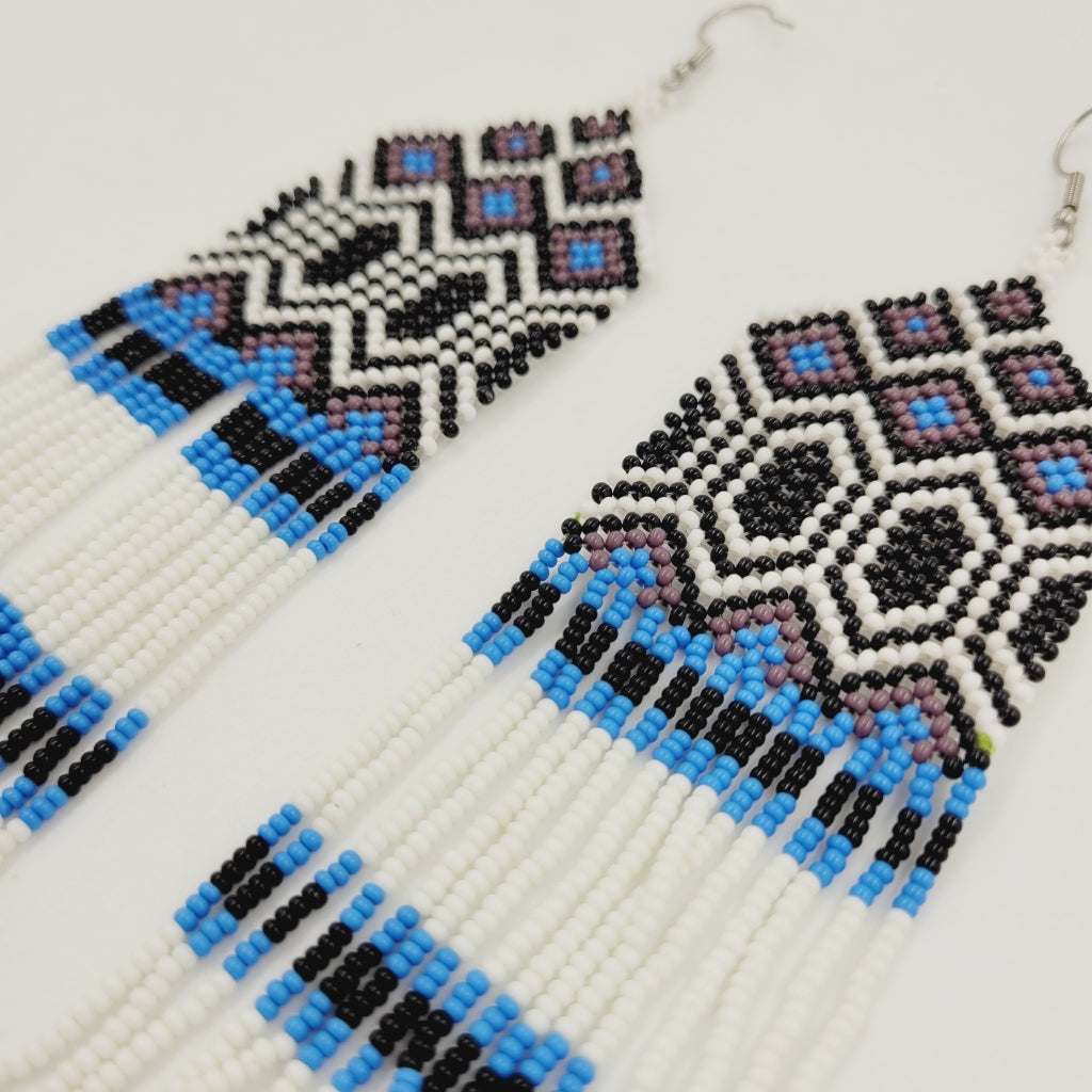 Brinco de Miçanga Preto Azul e Branco Kayapó