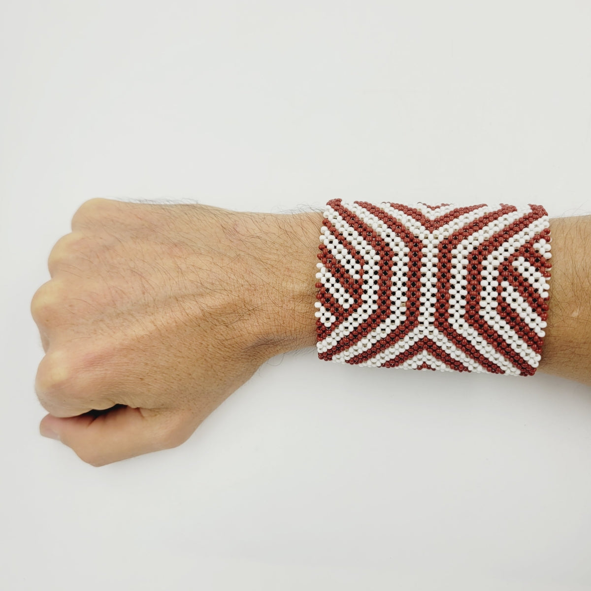Pulseira de Miçanga Marrom e Branco Kayapó