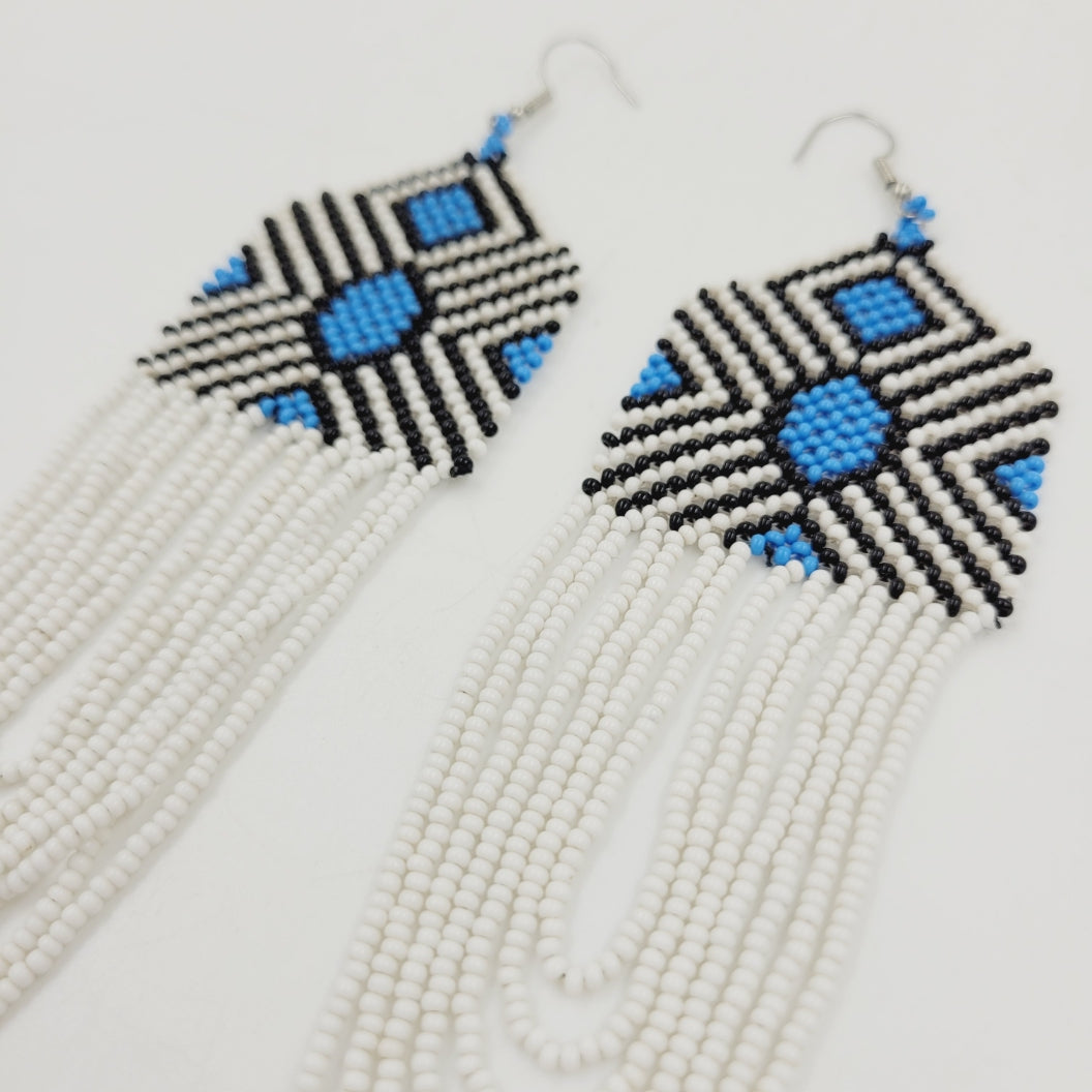 Brinco Branco e Azul de Miçanga