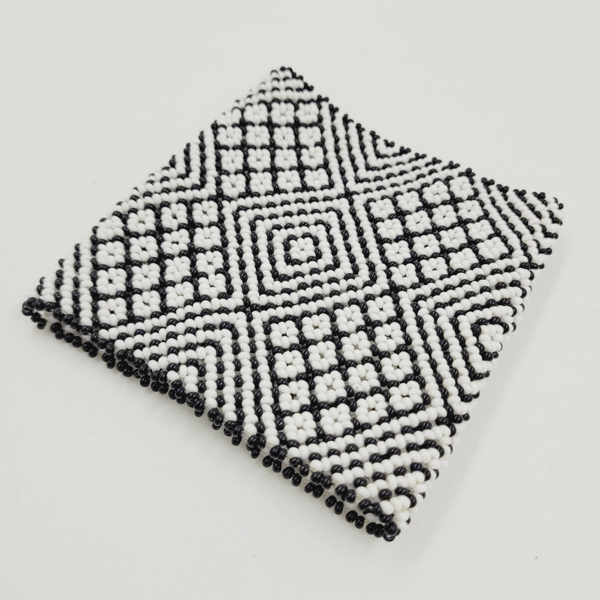 Pulseira de Miçanga Branca e Preta fio Elástico Povo Kamayurá