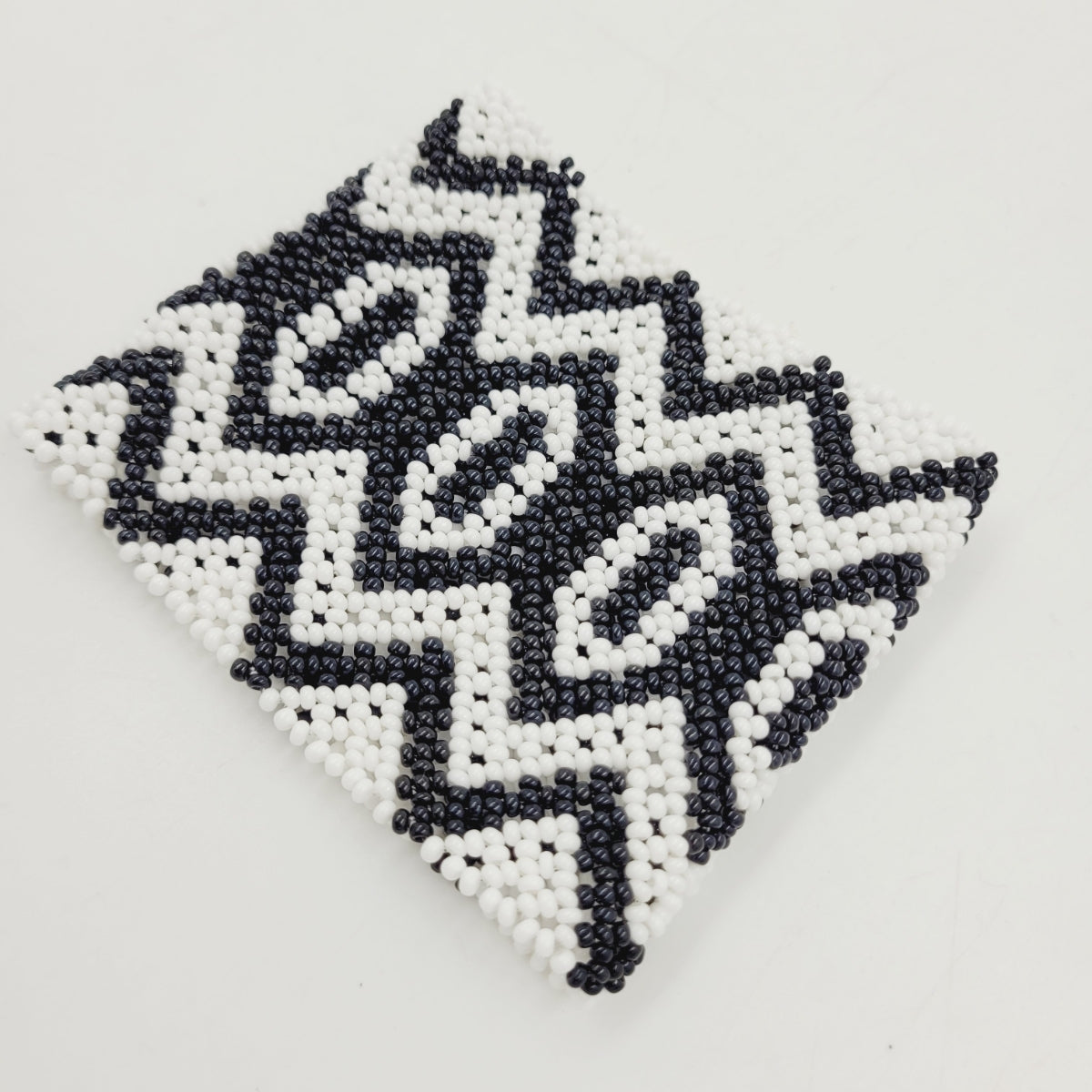 Pulseira de Miçanga Branca e Preta fio Elástico Povo Kamayurá