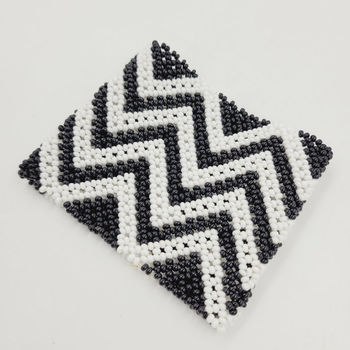 Pulseira de Miçanga Branca e Preta fio Elástico Povo Kamayurá