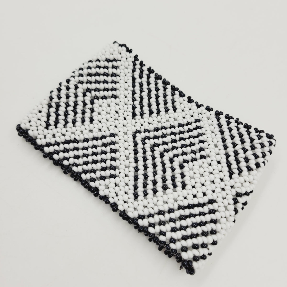 Pulseira de Miçanga Branca e Preta fio Elástico Povo Kamayurá