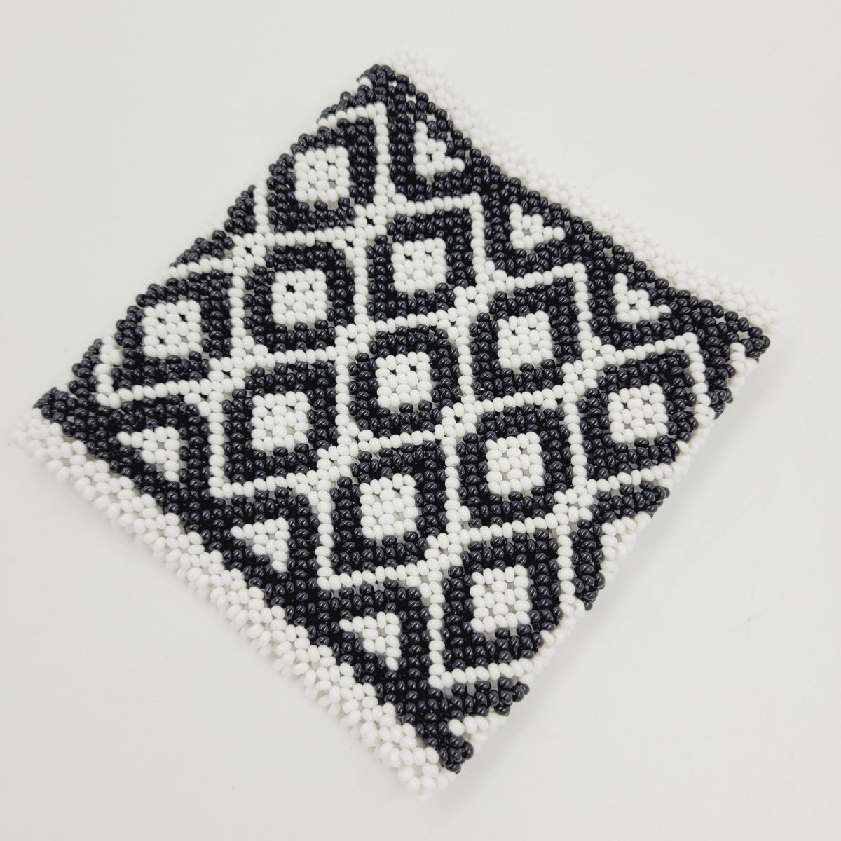 Pulseira de Miçanga Branca e Preta fio Elástico Povo Kamayurá