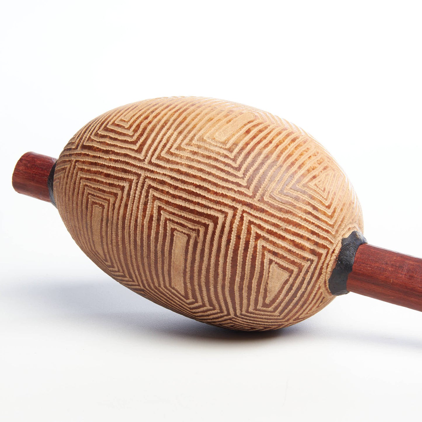 Maracá talhada a mão com Grafismo peça única Povo Tapirapé