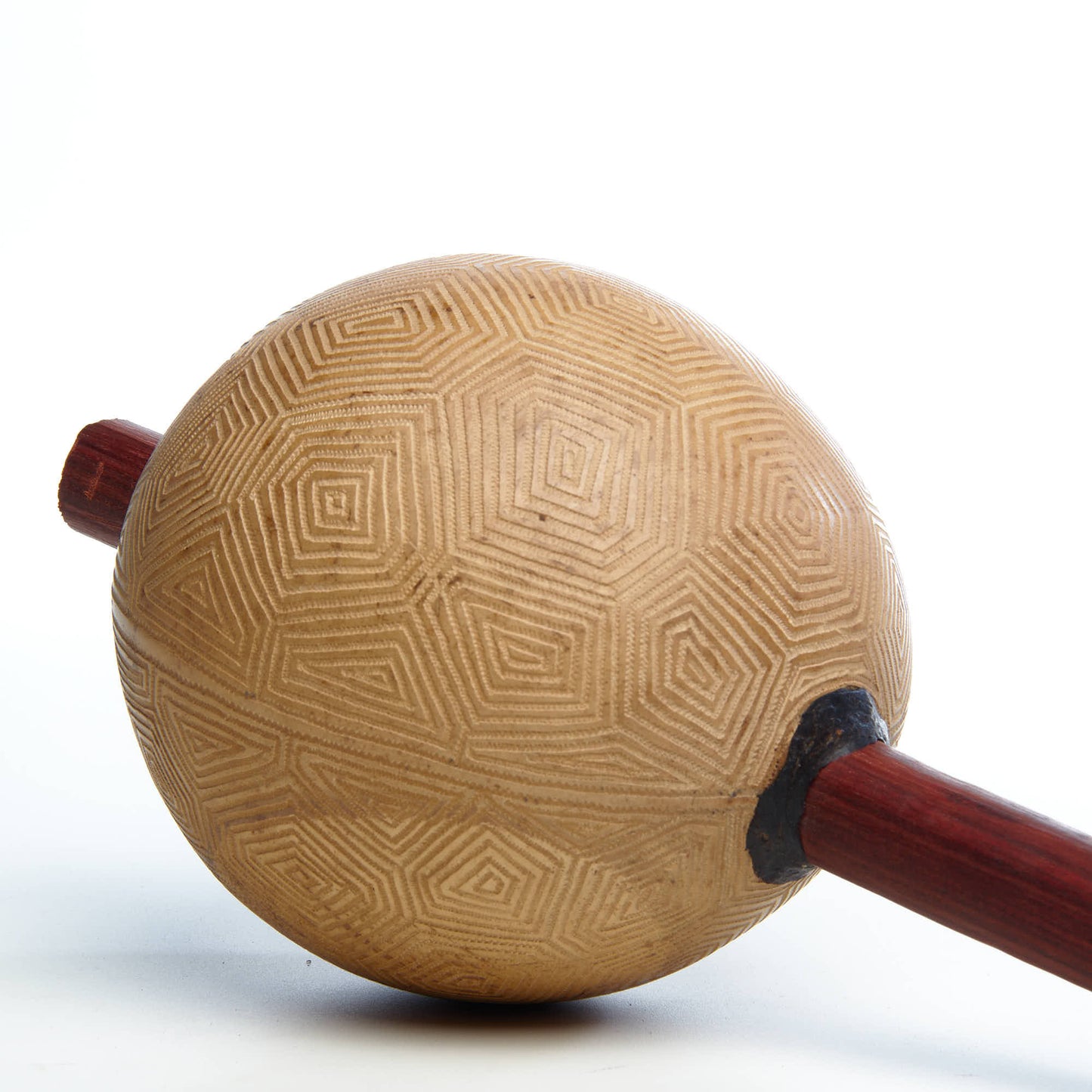 Maracá talhada a mão com Grafismo peça única Povo Tapirapé