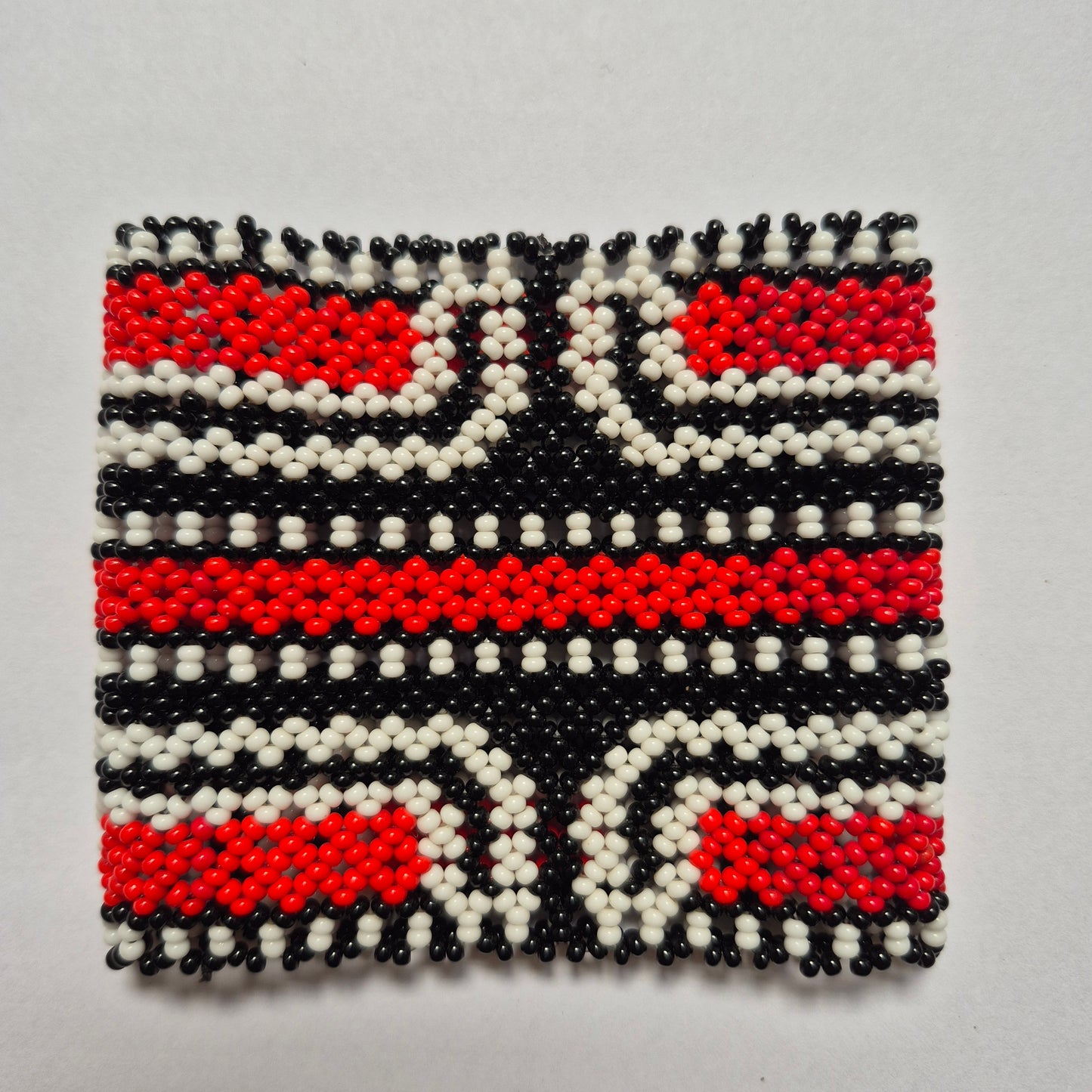 Pulseira de Miçanga Branca Preta e Vermelho fio Elástico Povo Kamayurá