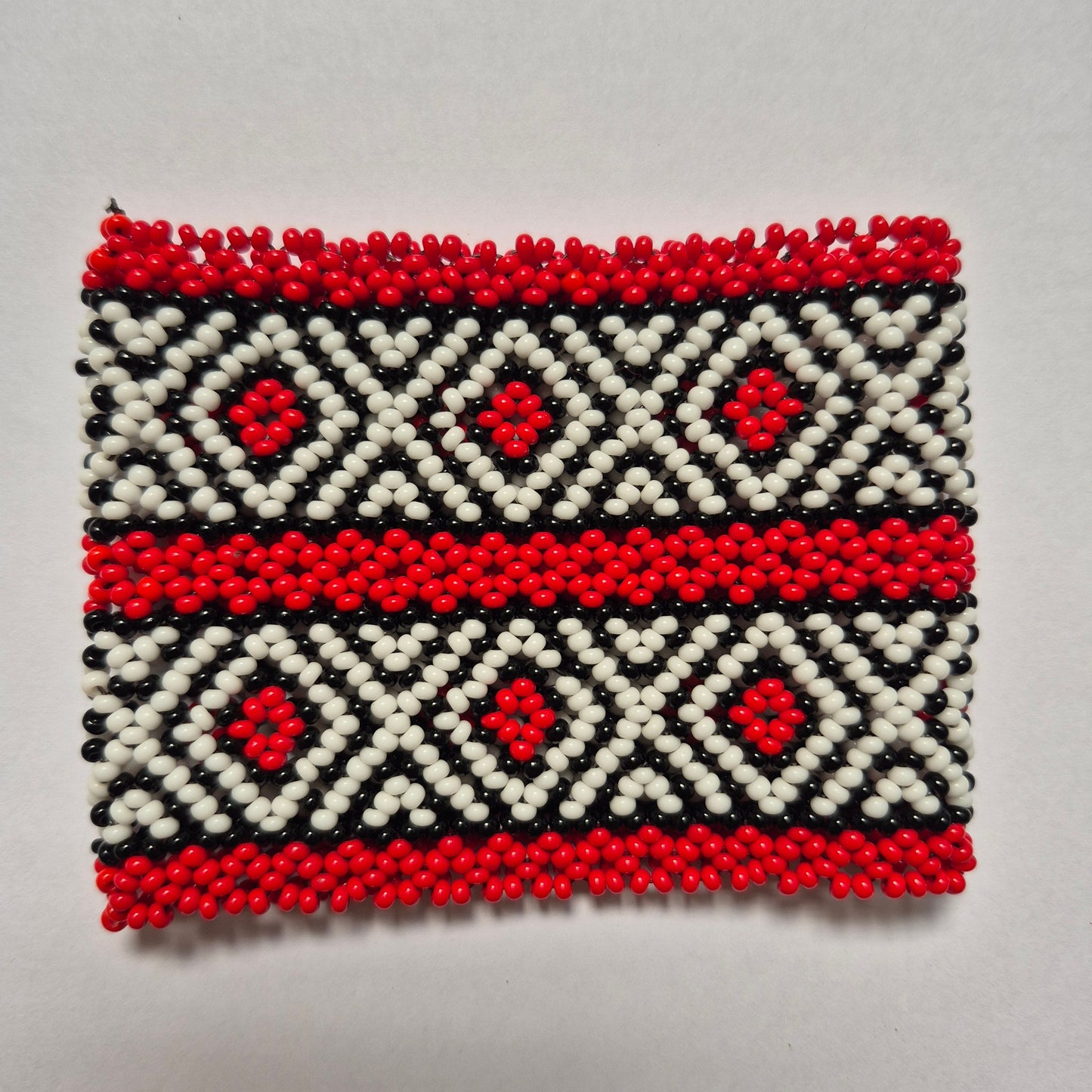 Pulseira de Miçanga Branca Preta e Vermelho fio Elástico Povo Kamayurá