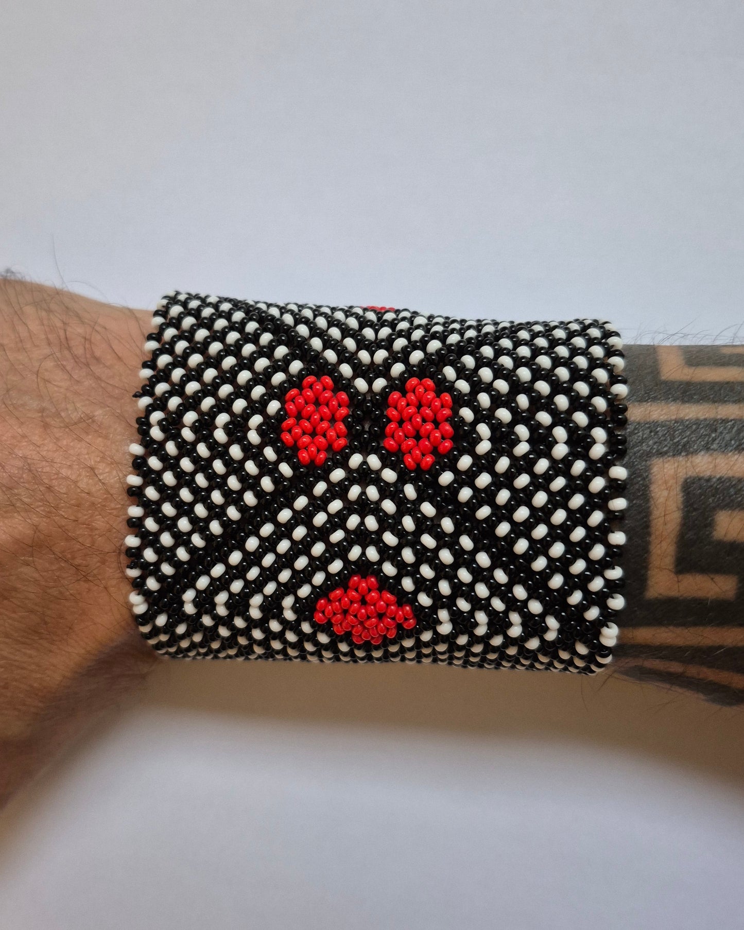 Pulseira de Miçanga Preta Branca e Vermelho fio Elástico Povo Kamayurá