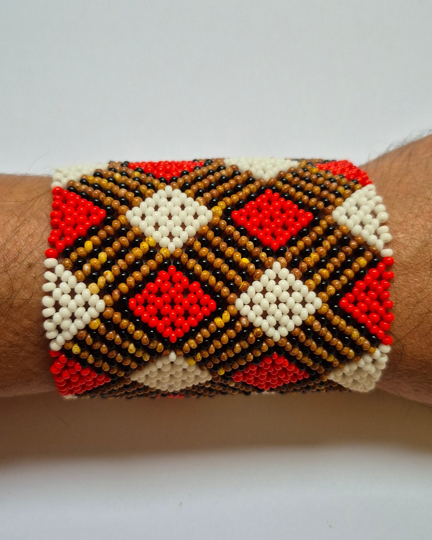 Pulseira de Miçanga Branca Preta Vermelha e Marrom Fio Elástico Povo Waura