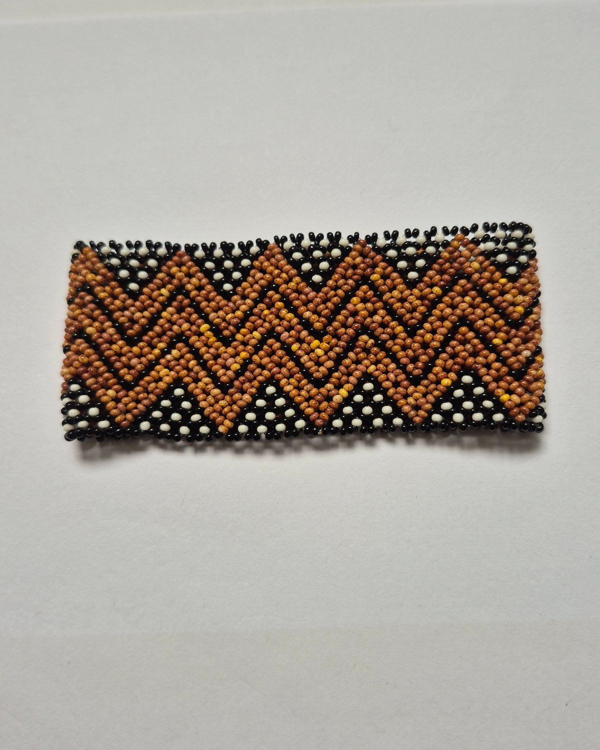 Pulseira de Miçanga Preta Branca e Bege Povo Waura