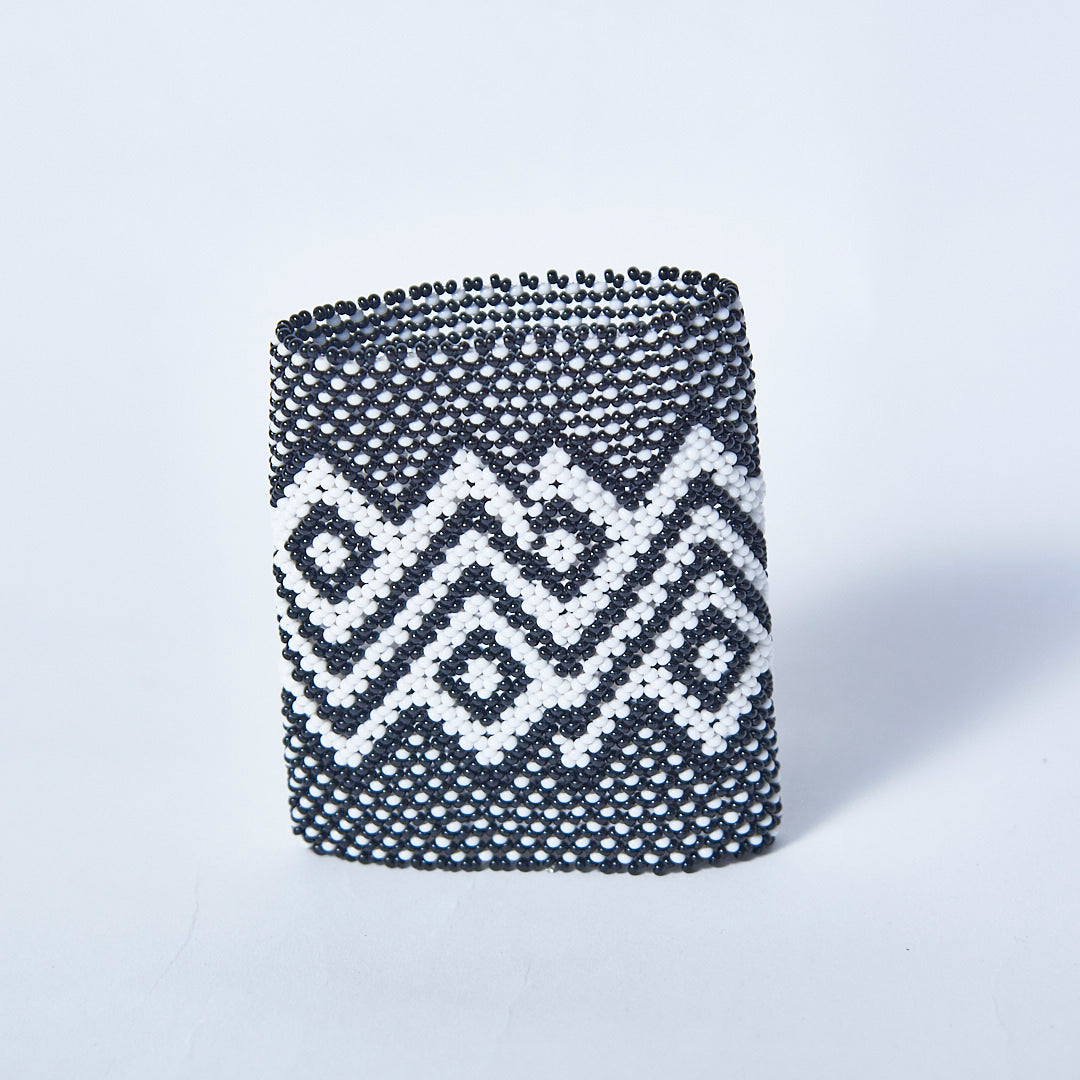 Pulseira de Miçanga Branca e Preta fio Elástico Povo Kamayurá