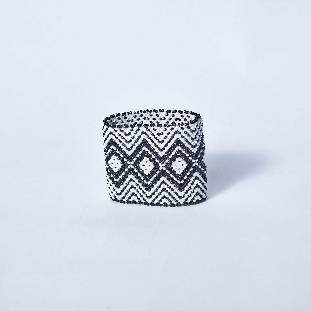 Pulseira de Miçanga Branca e Preta fio Elástico Povo Kamayurá