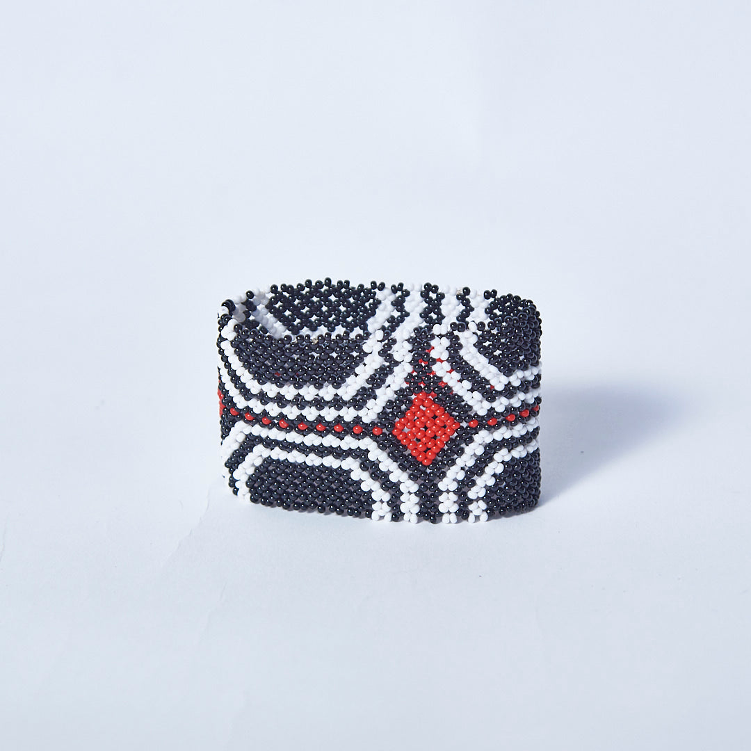 Pulseira de Miçanga Branca Preta e Vermelha fio Elástico Povo Kamayurá
