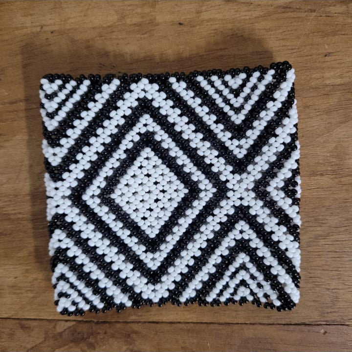 Pulseira de Miçanga Preto e Branca de Vidro Waura