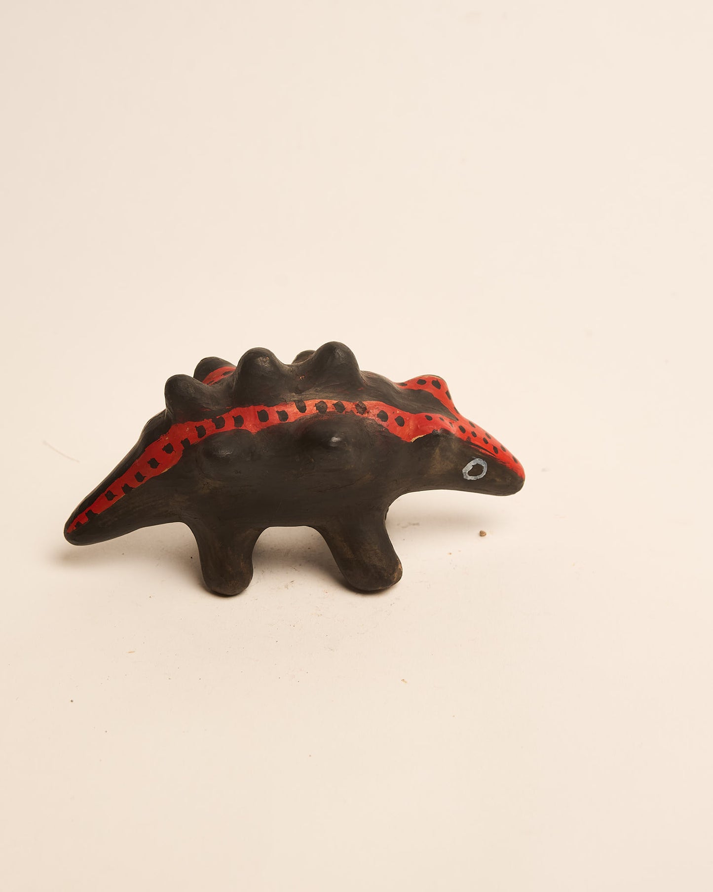 Bichinho de Cerâmica Waura Preto e Vermelho
