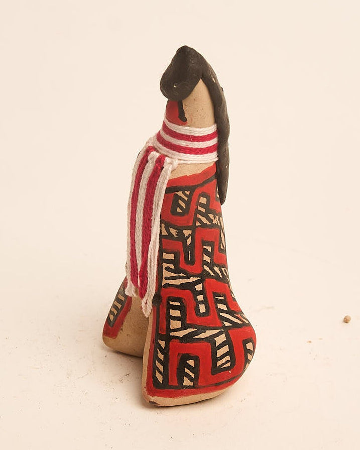 Boneca Ritxoko Karajá, Colar Vermelho e Branco, Corpo Vermelho · 9 cm