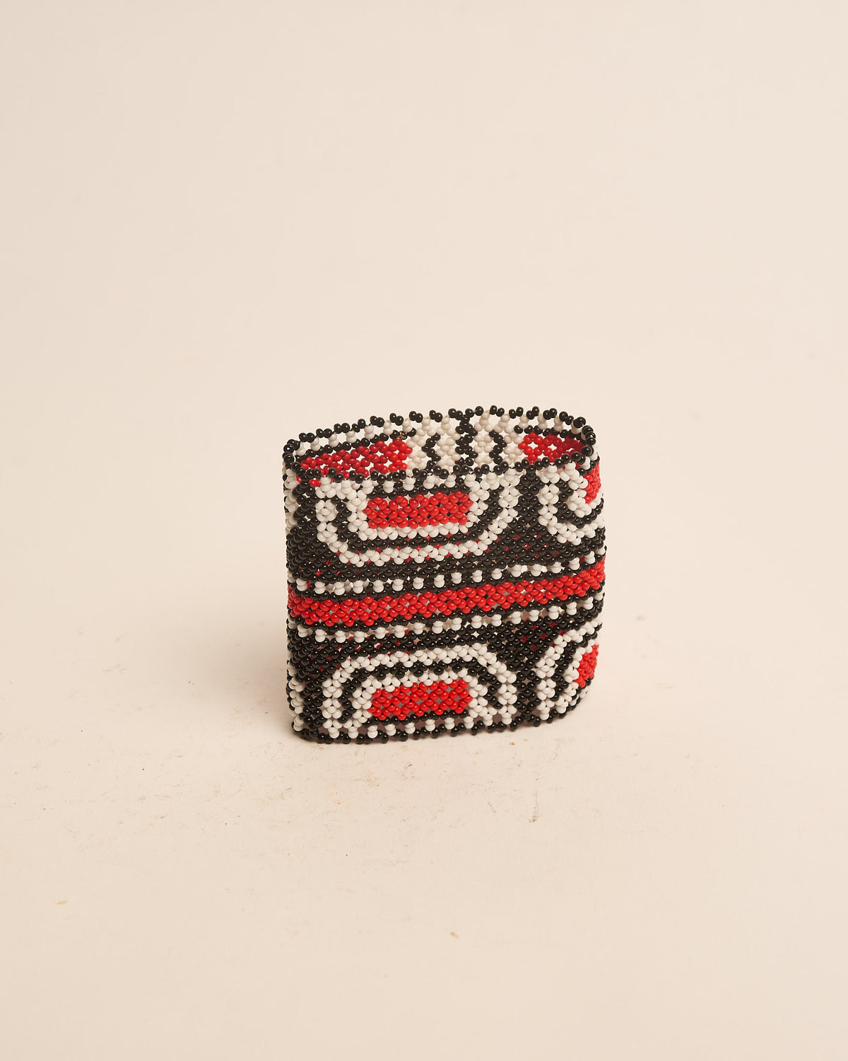 Pulseira de Miçanga Branca, Preta e Vermelha Kamayurá