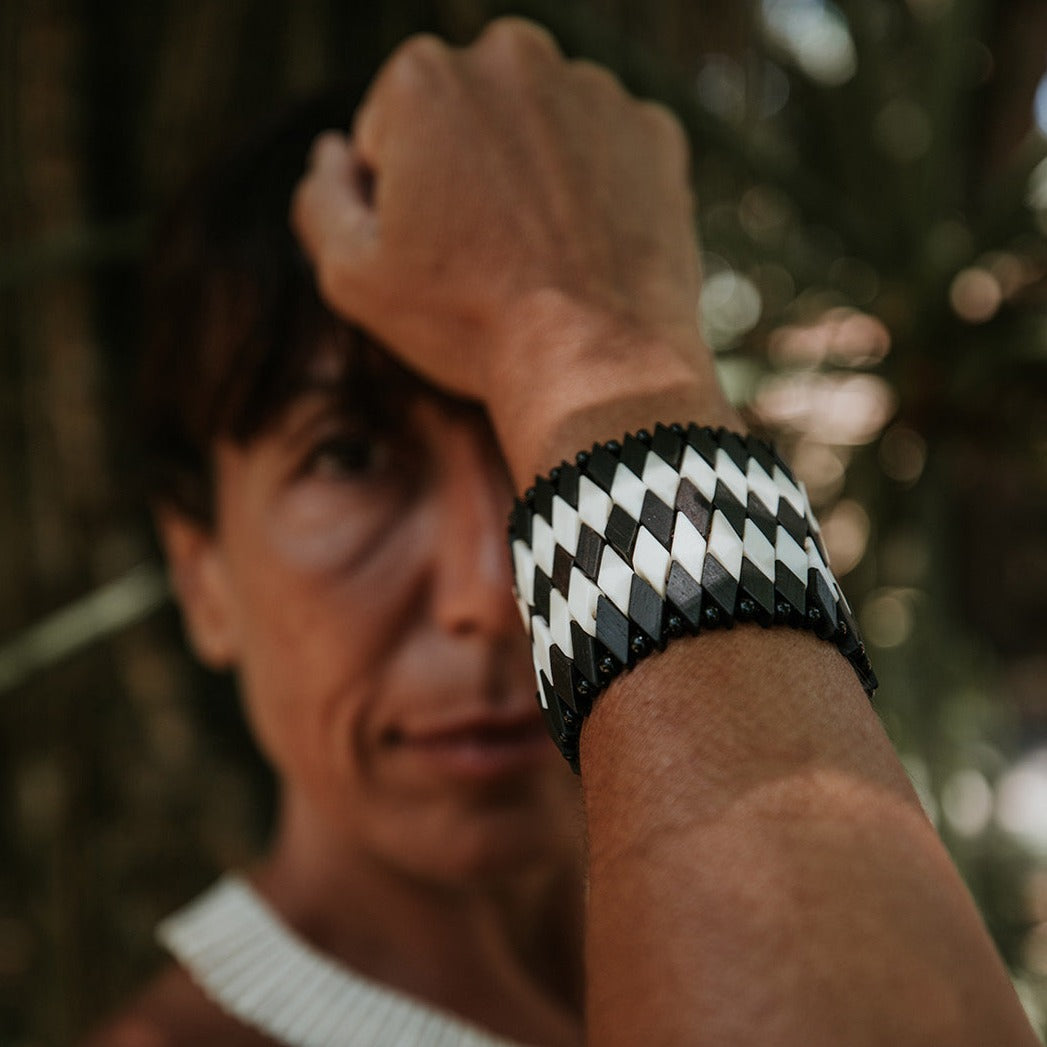 Pulseira Indígena de Madeira Itapicuru Branca e Preta Povo Xakriabá