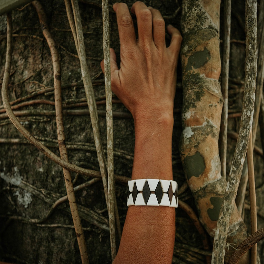 Pulseira Indígena de Madeira Itapicuru 17cm Branca e Preta Povo Xakriabá