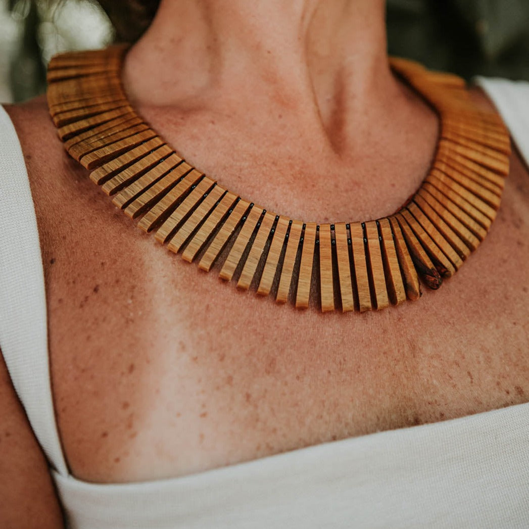 Colar Indígena de Madeira Jacarandá Povo Xakriabá (cópia)
