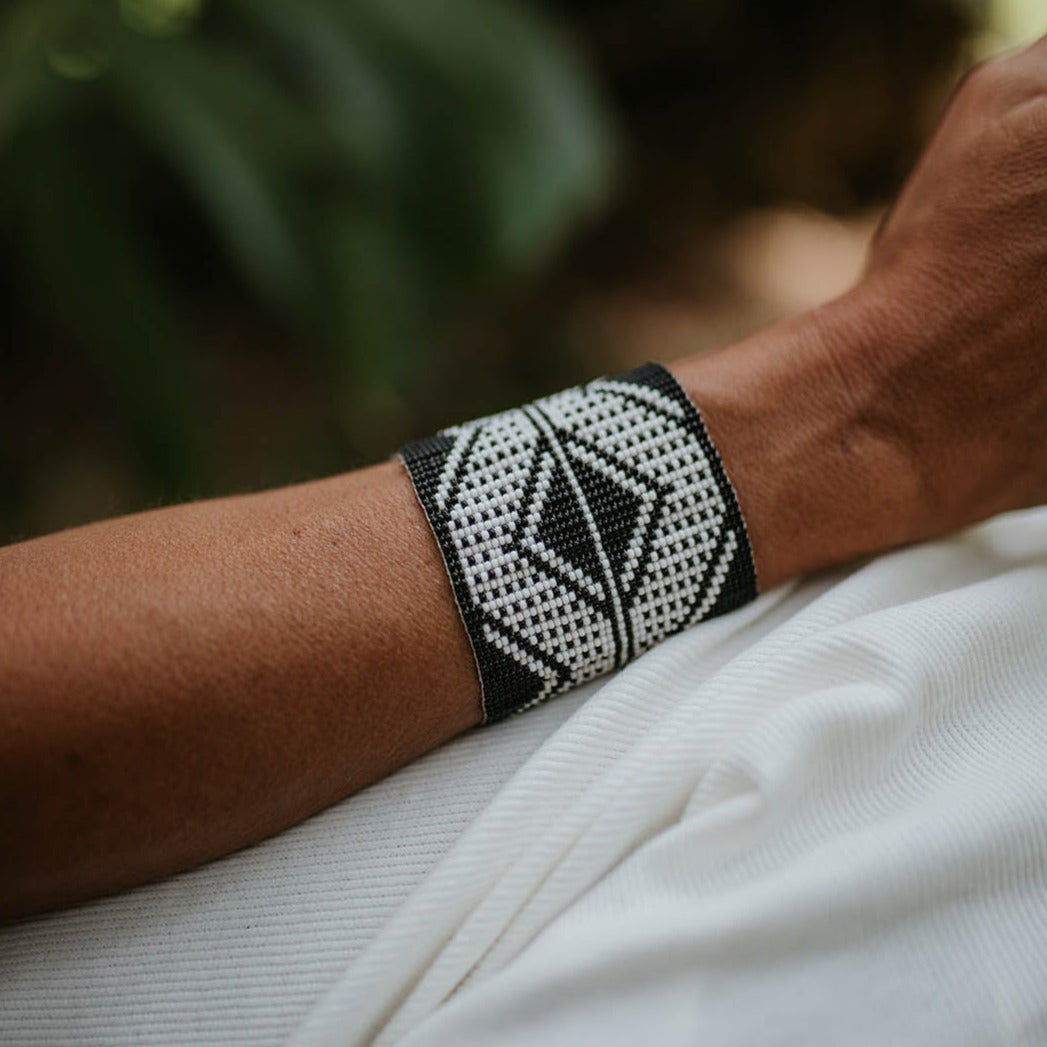 Pulseira de Miçanga Preta e Branca Ajustável Povo Tapirapé