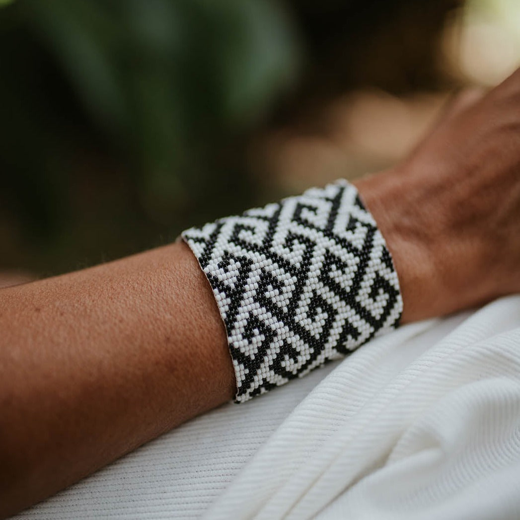 Pulseira de Miçanga Preta e Branca Ajustável Povo Tapirapé