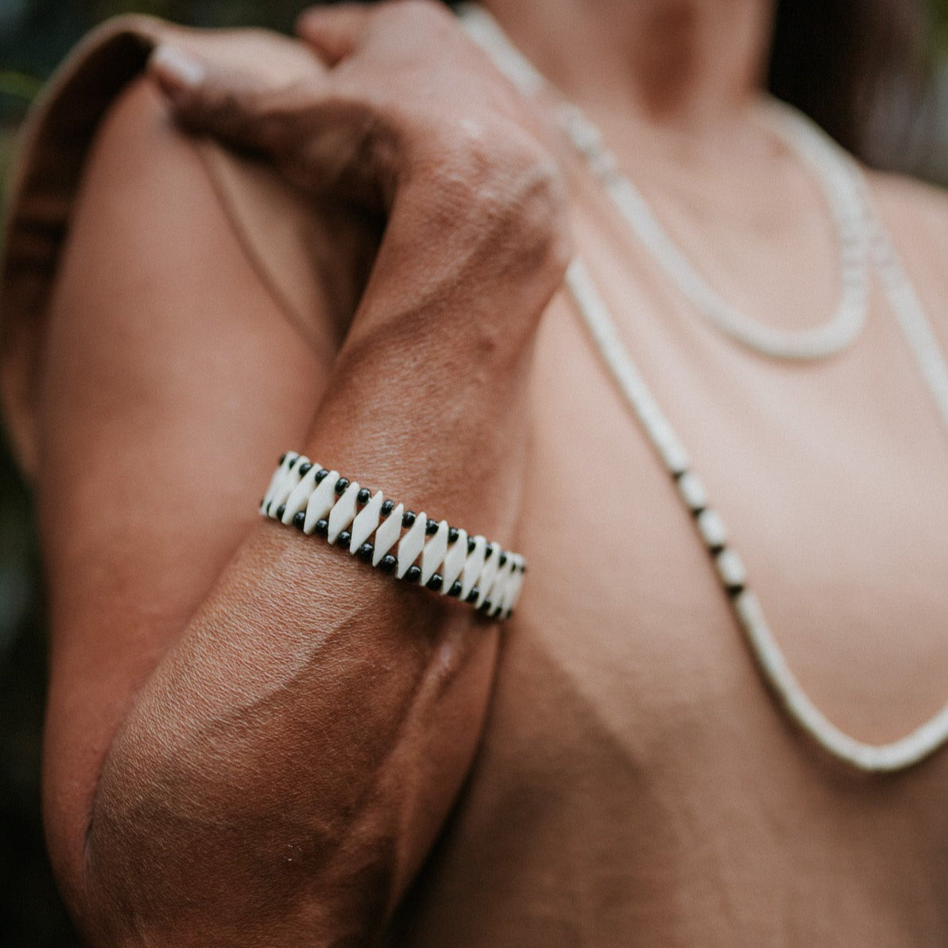 Pulseira Indígena de Madeira Branca e Preta Povo Xakriabá
