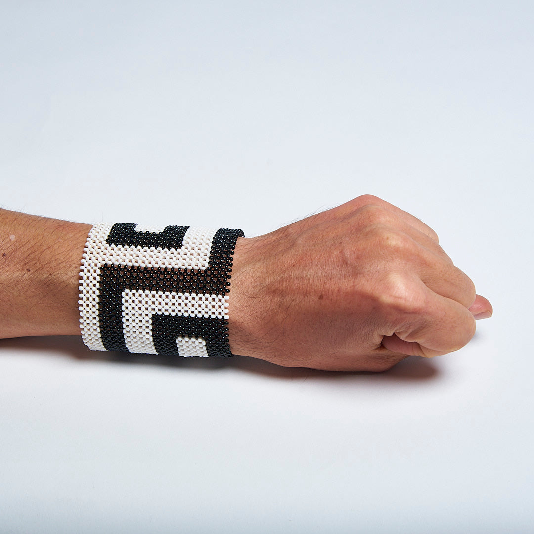 Pulseira de Miçanga Preta e Branca Kayapó