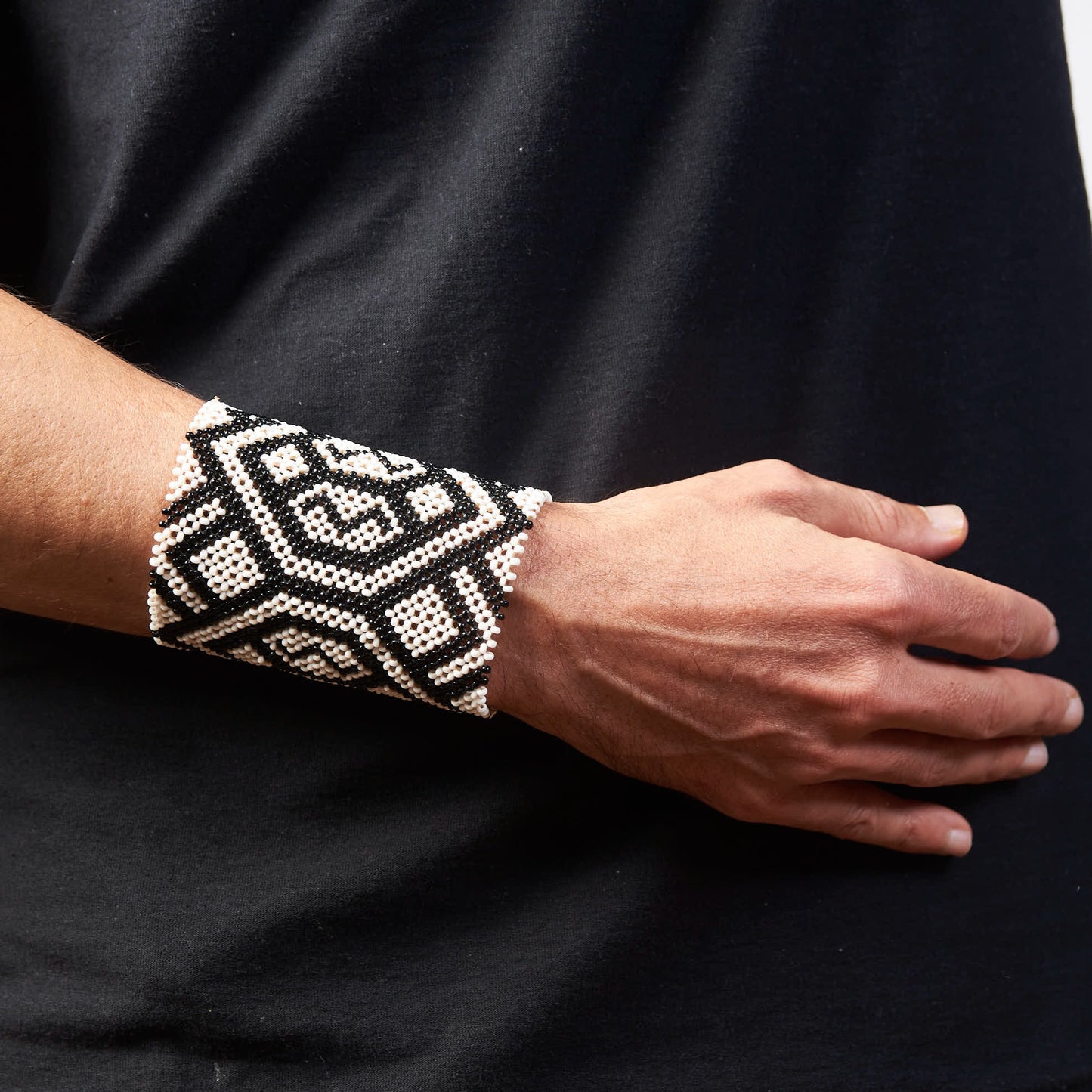 Pulseira de Miçanga de Vidro Preto e Branco Kayapó 21cm