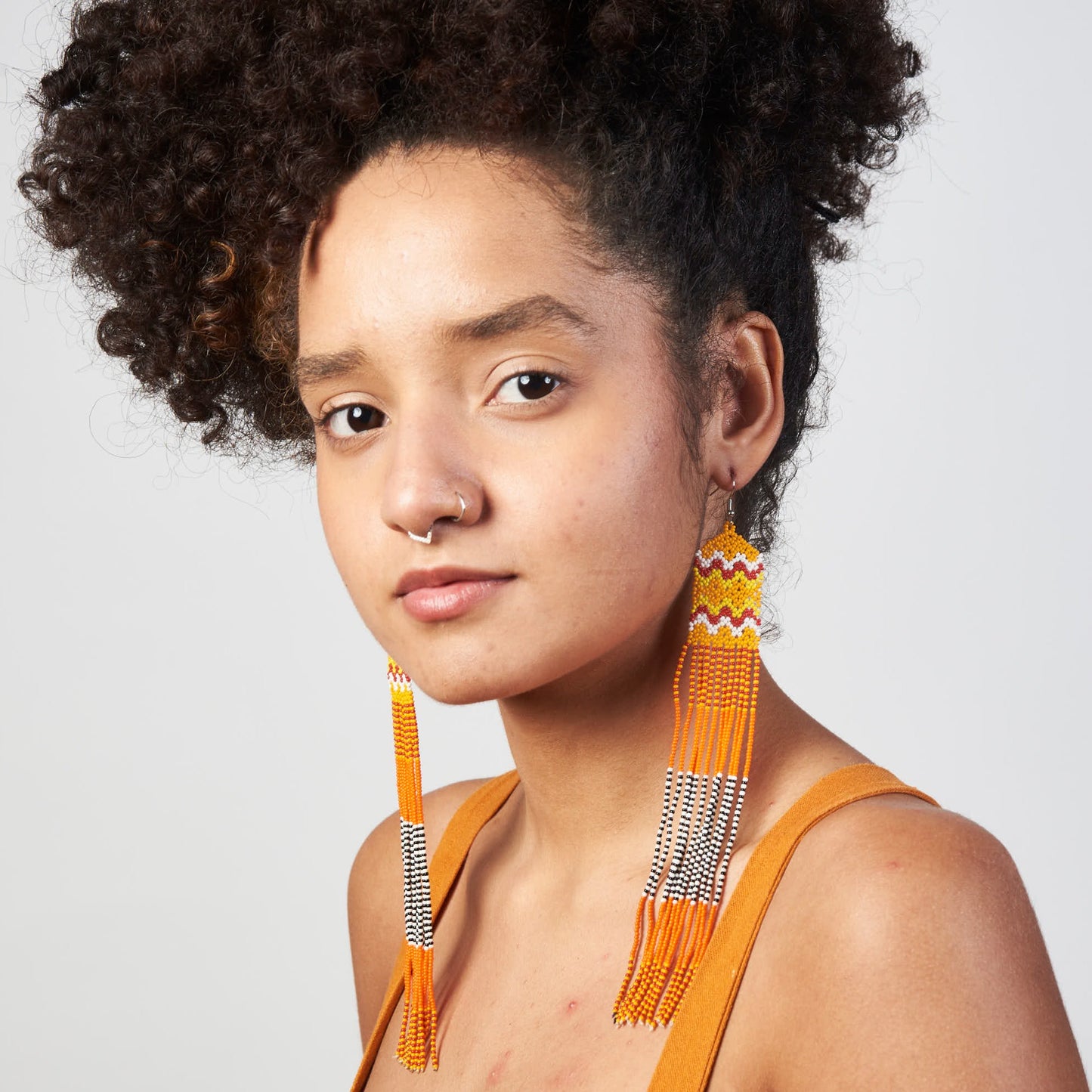 Brinco de Miçanga Laranja Branca Vermelha e Preta Povo Kanela