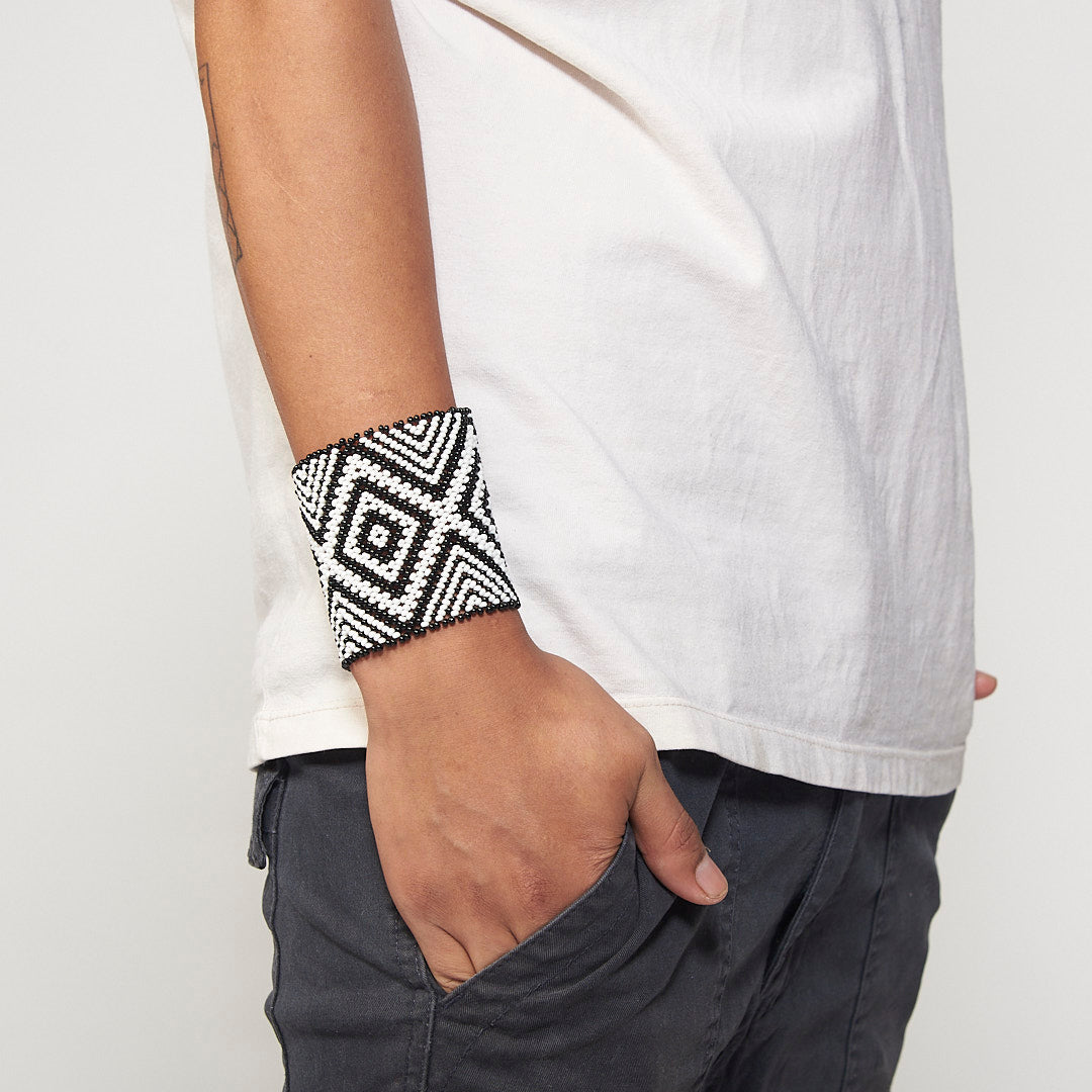 Pulseira de Miçanga Elástica Branca e Preta Povo Kamayurá