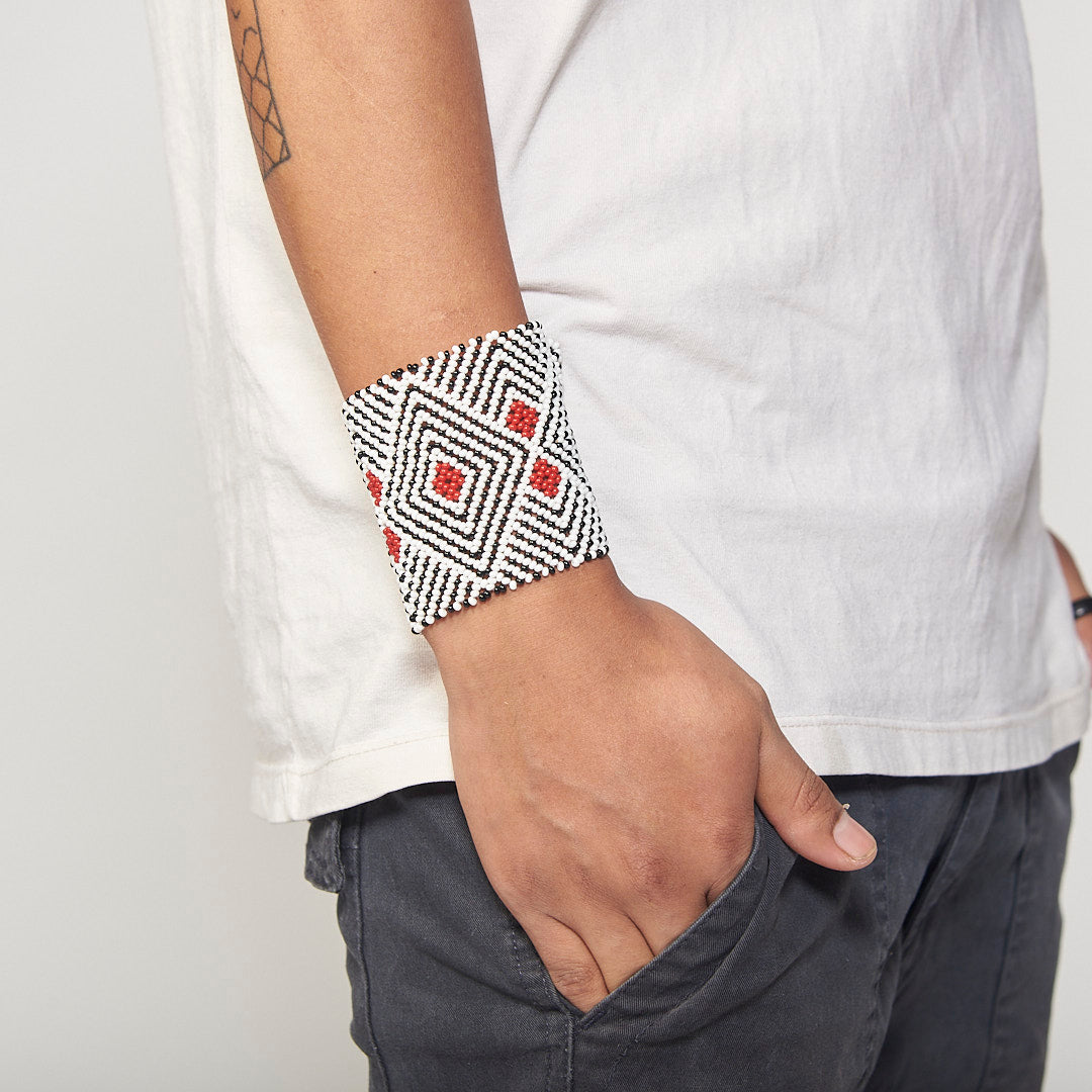 Pulseira Branca, Preta e Vermelha de Miçanga Elástica Povo Kamayurá