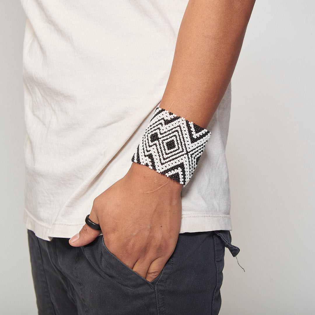 Pulseira de Miçanga Elástica Preta e Branca Povo Kamayurá